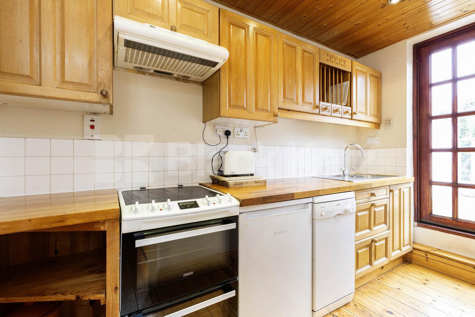 Top floor 1 bedroom with exposed brick and private roof terrace Hillfield Avenue, Crouch End / Hornsey